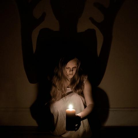 (现实和梦境都在一瞬间)突然一瞬间，梦境和现实融合为一体，难辨真实与虚幻。