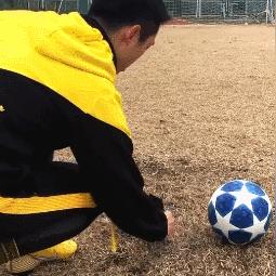 (足球射门技巧教学视频慢动作)提升你的足球射门技巧：从基础到进阶的全面指南与训练方案