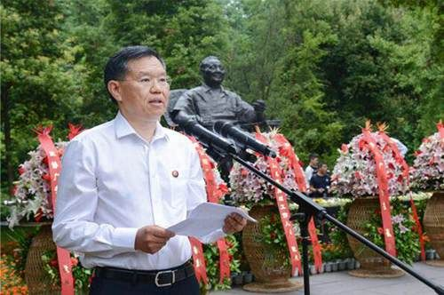 再现历史人物魅力，聚焦人物魅力及影响力，以'"遇见尊上：深入解析国家领导人及其时代背景对社会发展的深远影响"为主题