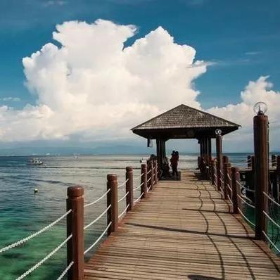 (仰望蔚蓝的天空是哪首歌)仰望蔚蓝的天空原唱：追寻那份纯净与自由的心灵之旅