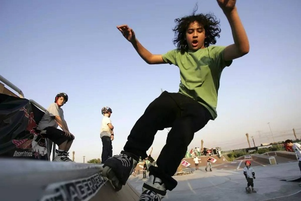 (霸气点的轮滑队名字)创意滑板狂热者的完美选择：超炫轮滑队名字大公开