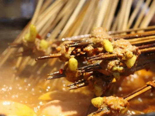 (男女吃一串东西)男女之间吃串串，传递着情感，连接着心灵的柔软力量。