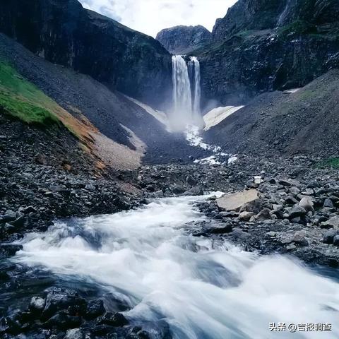 长白山终年积雪，是因为其高海拔和特殊气候条件造就的万年冰雪奇观