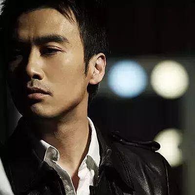 (在这繁华喧闹的世界)在繁华喧嚣的都市里，我们好好相遇，再慢慢地品味彼此的生活