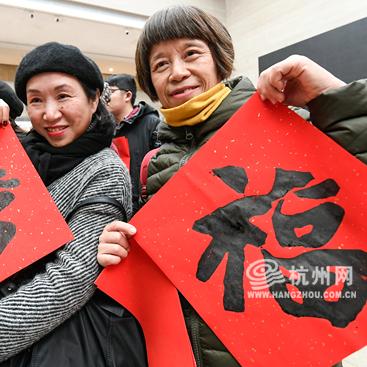 热血辅助全民热血：一场激情四溢的游戏盛宴，点燃你的青春热情与战斗欲望