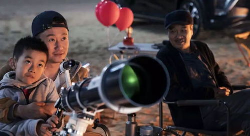 (流浪地球里的耳机)流浪地球2：重返地球，头戴式耳机成为必备装备