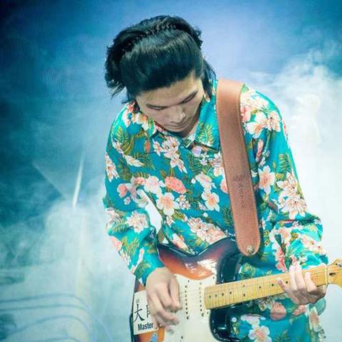 (文学作品中的疯癫形象有哪些)追寻疯读小说的乐趣：探寻另类文学批评的引领之路