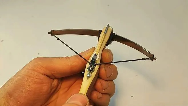 (怎样制作小型简易弓箭)手把手教你制作迷你弓箭，趣味手工打造小型弓箭达人