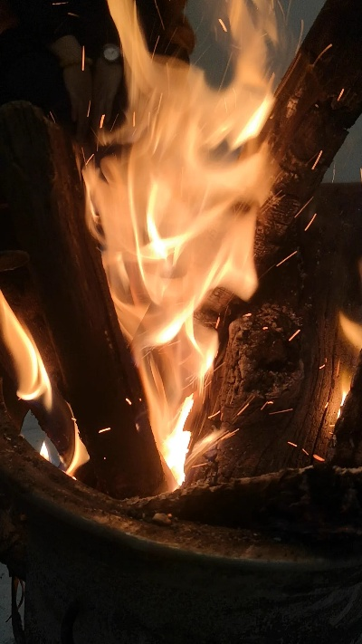 (缸筒怎么取出来)挥洒炽焰天穹：探寻火与光的交织之美，燃烧心灵的炽热激情