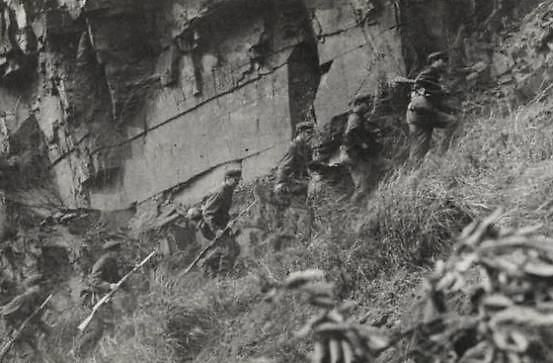 (守卫悬崖那4个英雄好)历史上的守卫悬崖老版：探秘过去的传奇壮举与无畏守卫