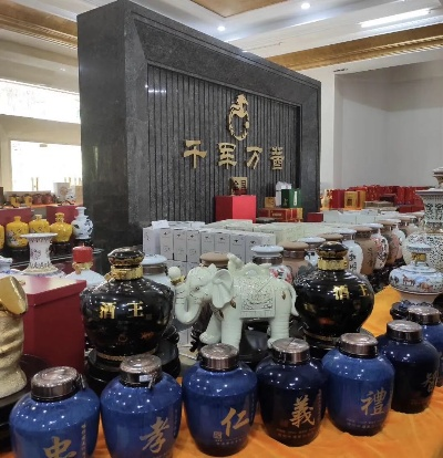 (雄霸酒厂产品大全)雄霸中原白酒：传承百年酿酒工艺，散发着浓郁的中原文化魅力