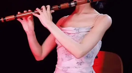 原唱力荐：紫竹铃的《仰望蔚蓝的天空》，令人感动的歌声共鸣人心在美丽的音符中