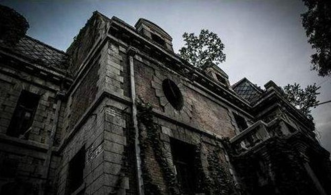 (古屋怪诞图片)探寻古屋怪人的传说：神秘实体在历史建筑中的神奇现身和行为