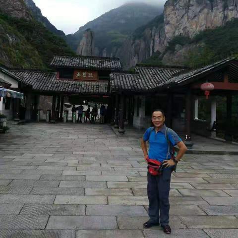 戏水游云间，我不是仙二代─以《明月地上霜》透视传统仙侠剧中现代观念的冲突和交融