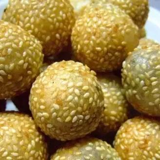 小吃店火灾中一家五口遇难，夹层惨剧震惊社会，四处引发关注。