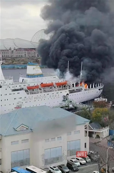 天津滨海新区游轮突发火灾，造成多人伤亡，引发当地紧急救援行动。