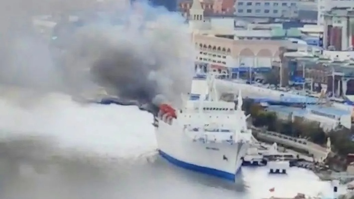 天津滨海新区游轮突发火灾，造成多人伤亡，引发当地紧急救援行动。