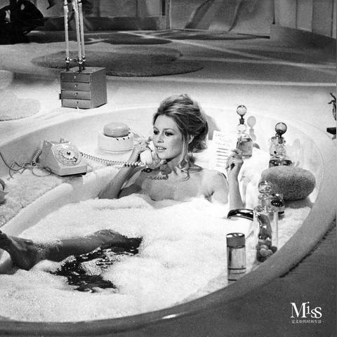 (如果可以早点回家音乐怎么过)如果可以早点回家，我会用音乐填满空荡的房间